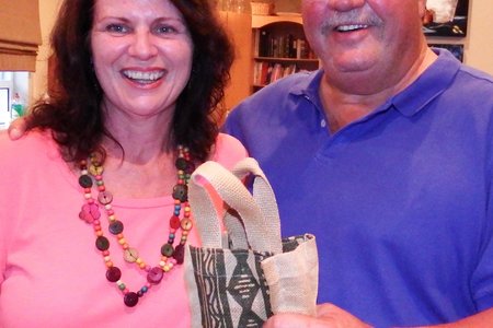 Tersia Coetzee van Naledi Uitgewers ontvang haar twee bottels wyn  van voorsitter, Theuns Roodman